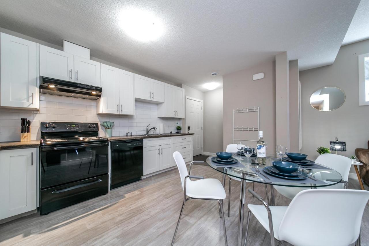 Executive Home - Long Stays Welcome - Garage Parking - Free Wifi & Netflix Edmonton Extérieur photo