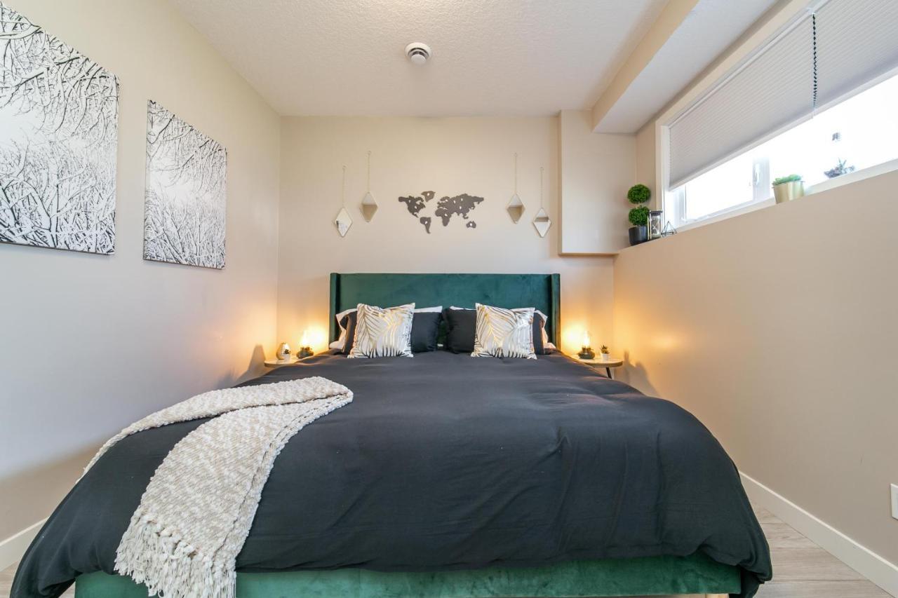 Executive Home - Long Stays Welcome - Garage Parking - Free Wifi & Netflix Edmonton Extérieur photo