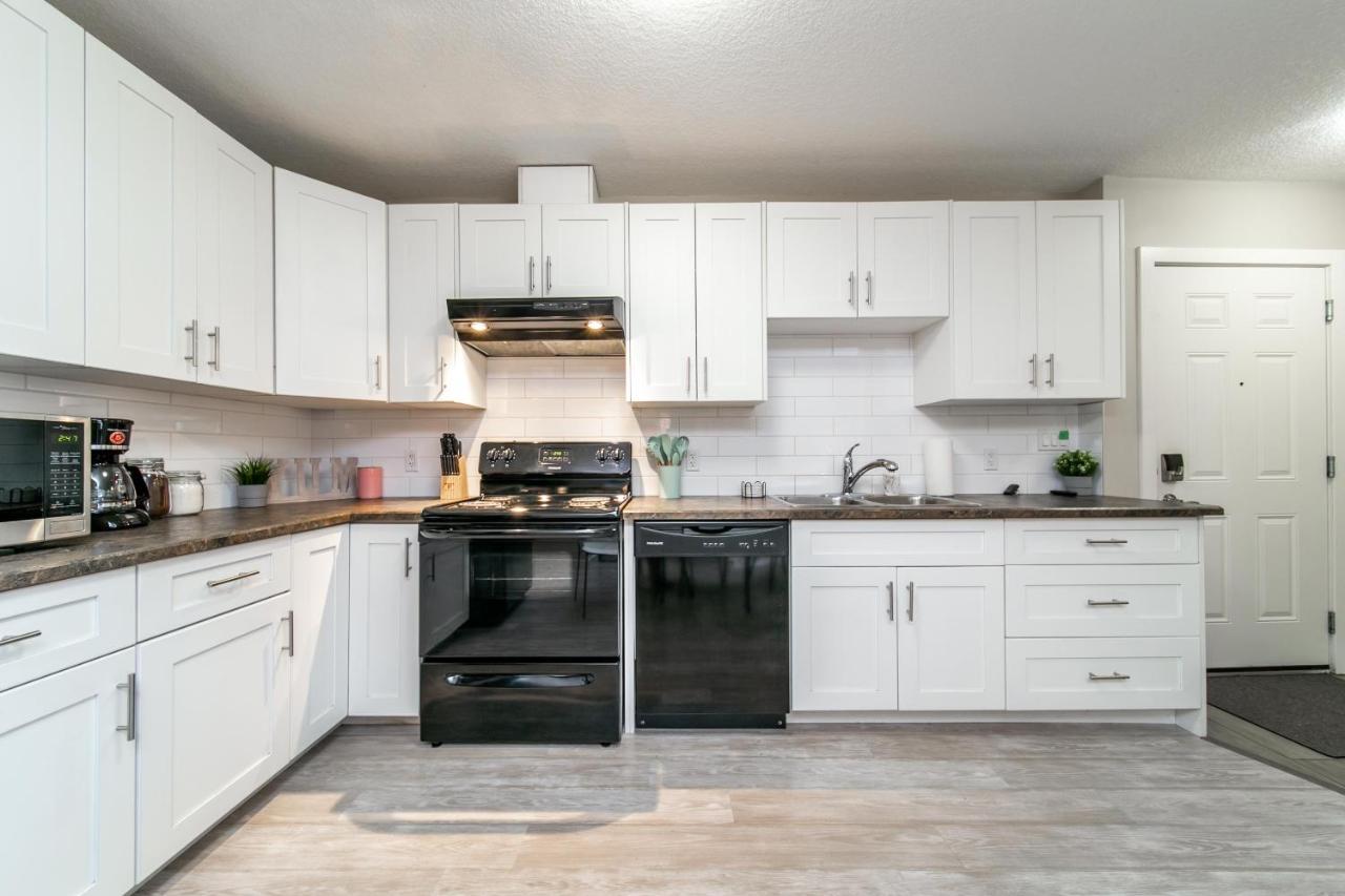 Executive Home - Long Stays Welcome - Garage Parking - Free Wifi & Netflix Edmonton Extérieur photo