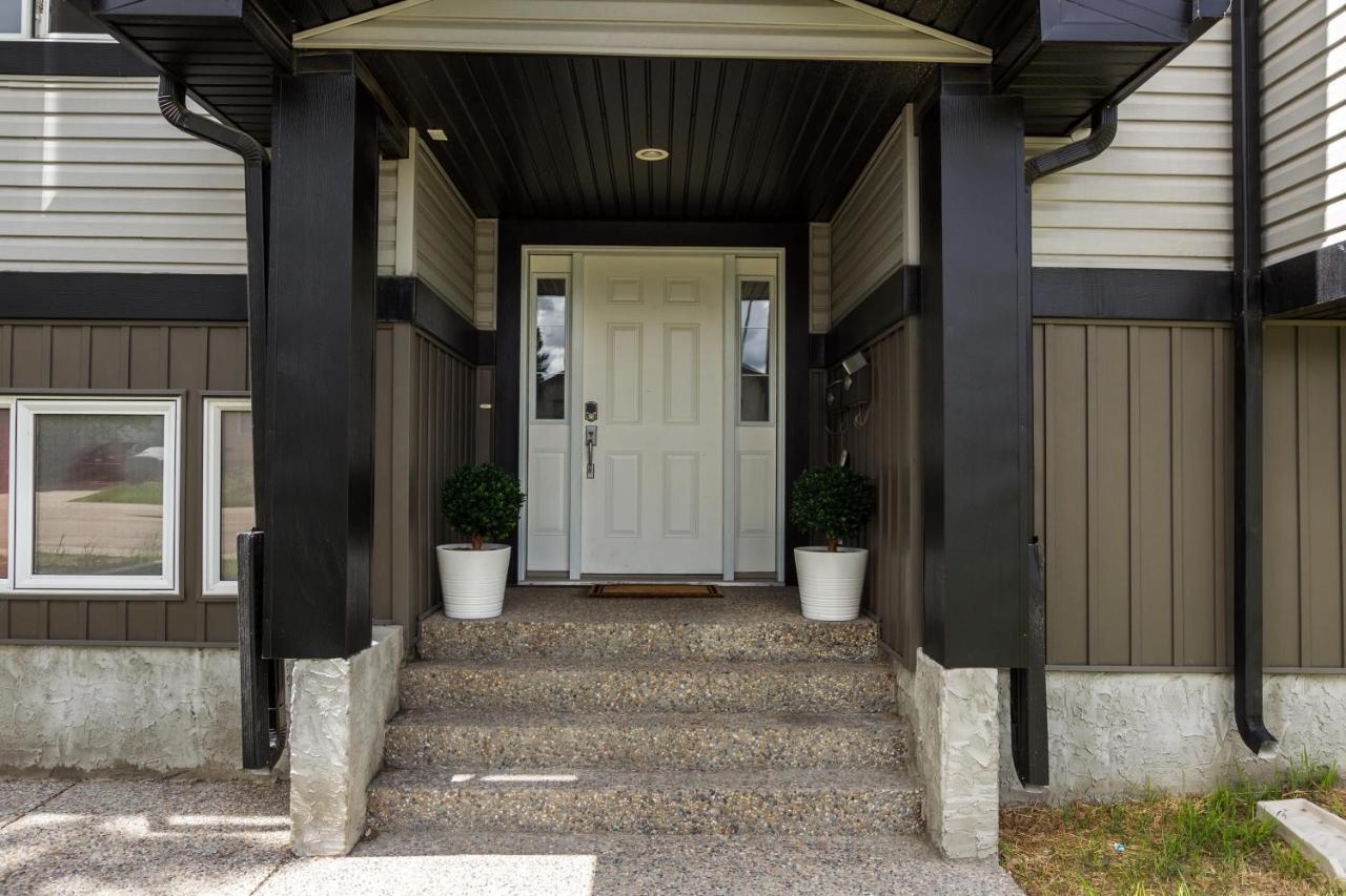 Executive Home - Long Stays Welcome - Garage Parking - Free Wifi & Netflix Edmonton Extérieur photo