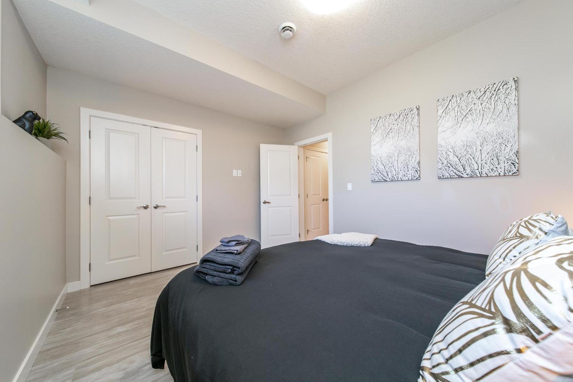 Executive Home - Long Stays Welcome - Garage Parking - Free Wifi & Netflix Edmonton Chambre photo