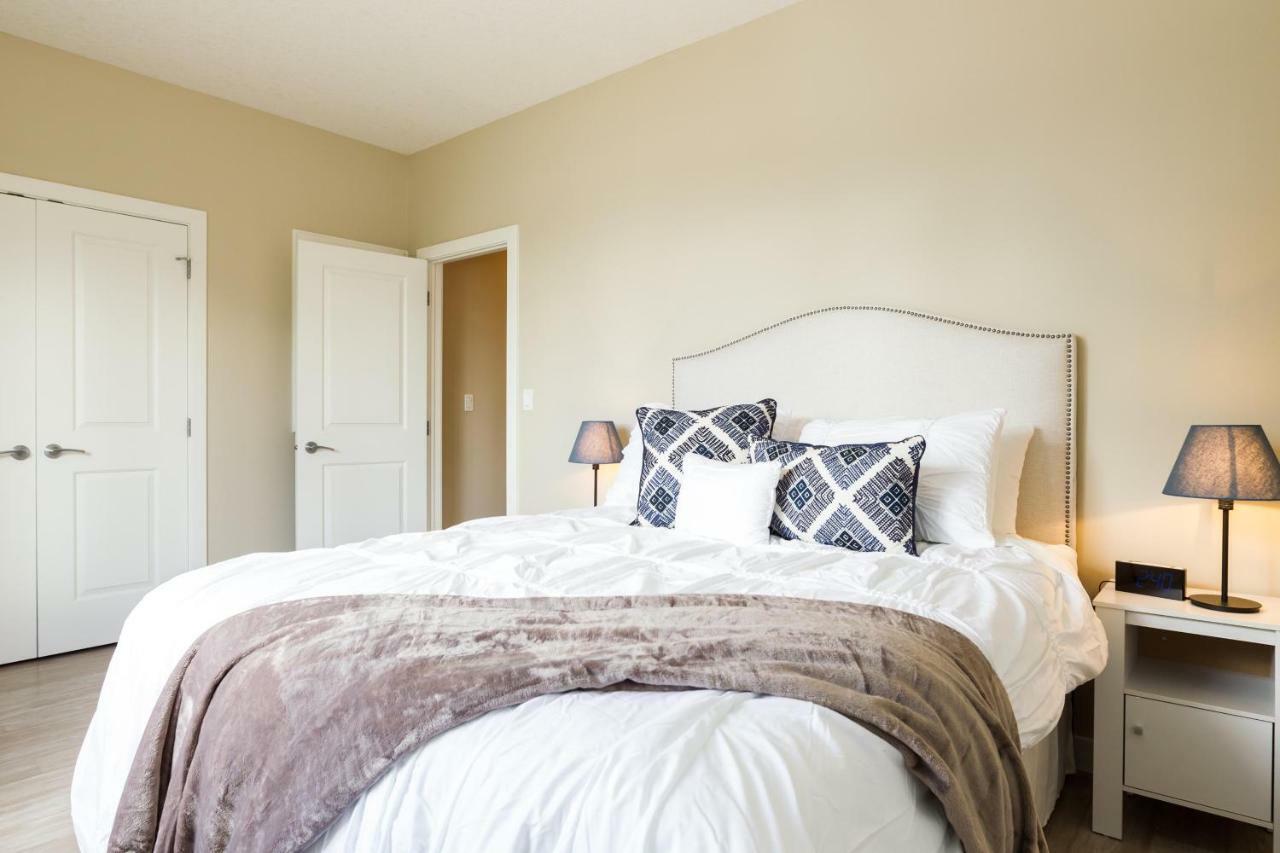 Executive Home - Long Stays Welcome - Garage Parking - Free Wifi & Netflix Edmonton Extérieur photo